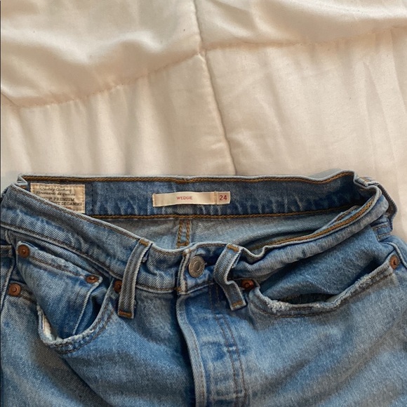Womens Levi wedgie style jeans, size 24. - Picture 3 of 3